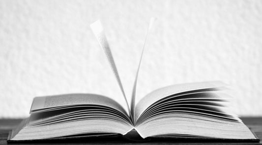 6 cărți interesante pe care să le împerechezi cu parfumul tău preferat Book